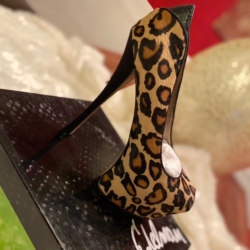 Gently used leopard pump